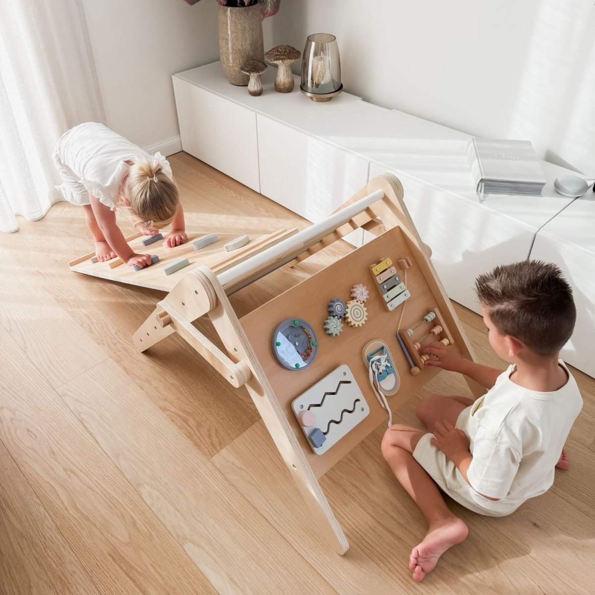 Houten Montessori Pikler Driehoek 3 - in - 1 | Klimrek, Glijbaan & Activiteitenbord - Baby Doo
