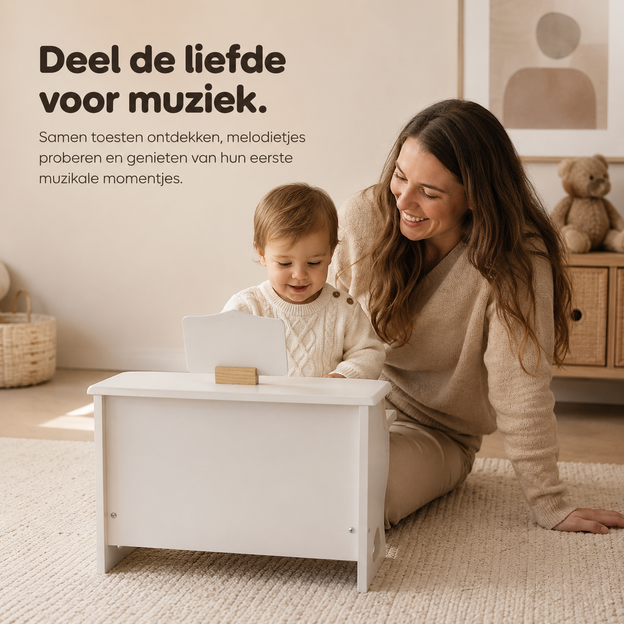 Ouder en kind maken samen muziek op de houten kinderpiano