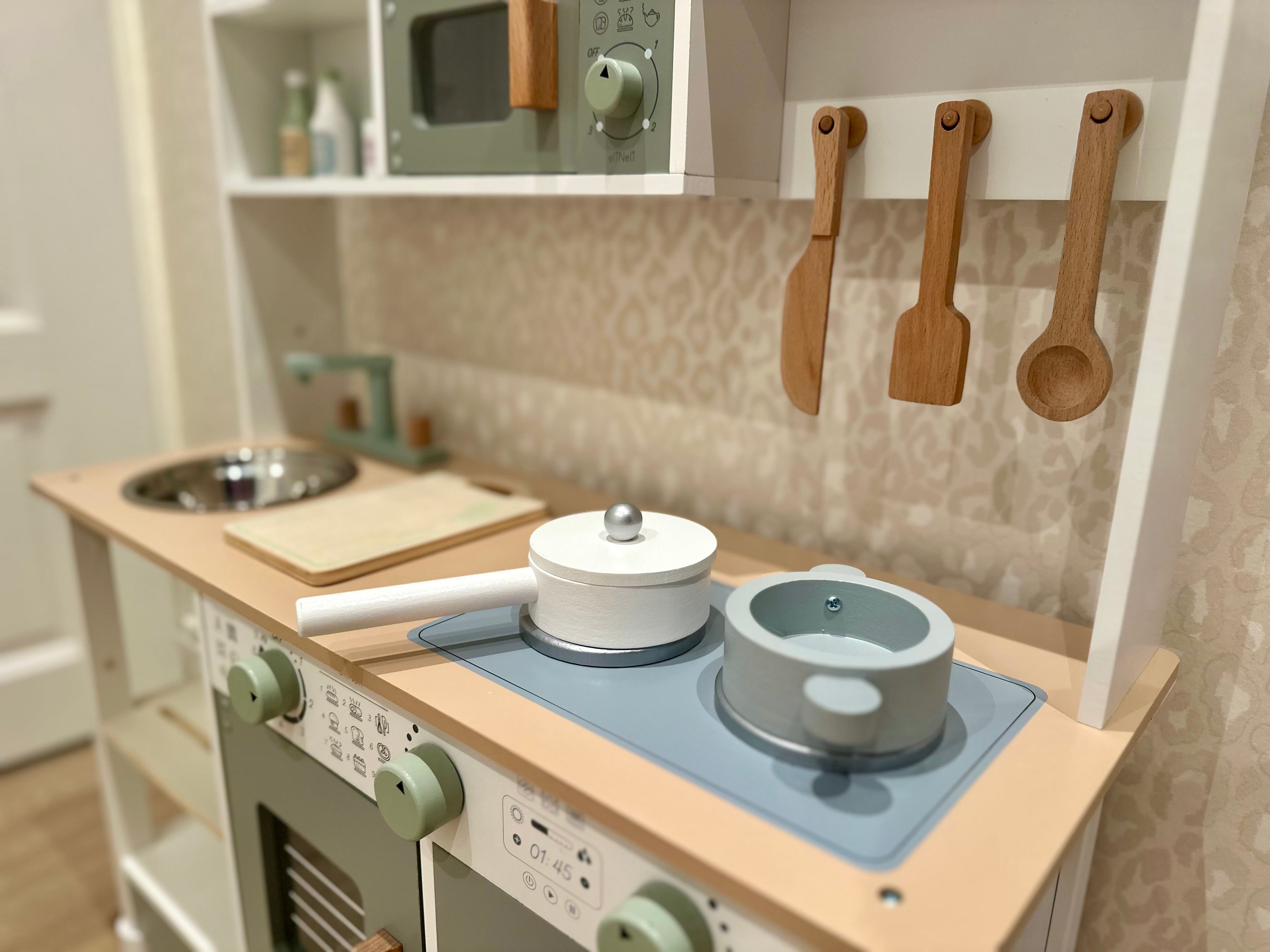Houten Speelkeuken | Essentials | Speelkeukentje met 8 Accessoires & Verstelbare Pootjes