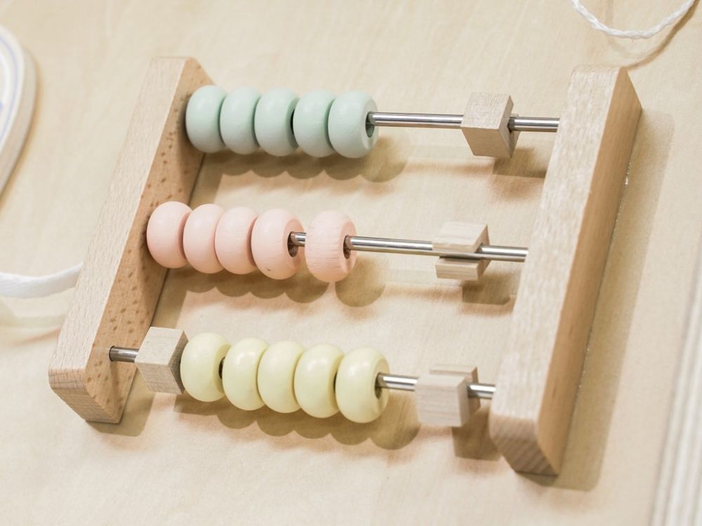 Houten Montessori Pikler Driehoek 3 - in - 1 | Klimrek, Glijbaan & Activiteitenbord - Baby Doo