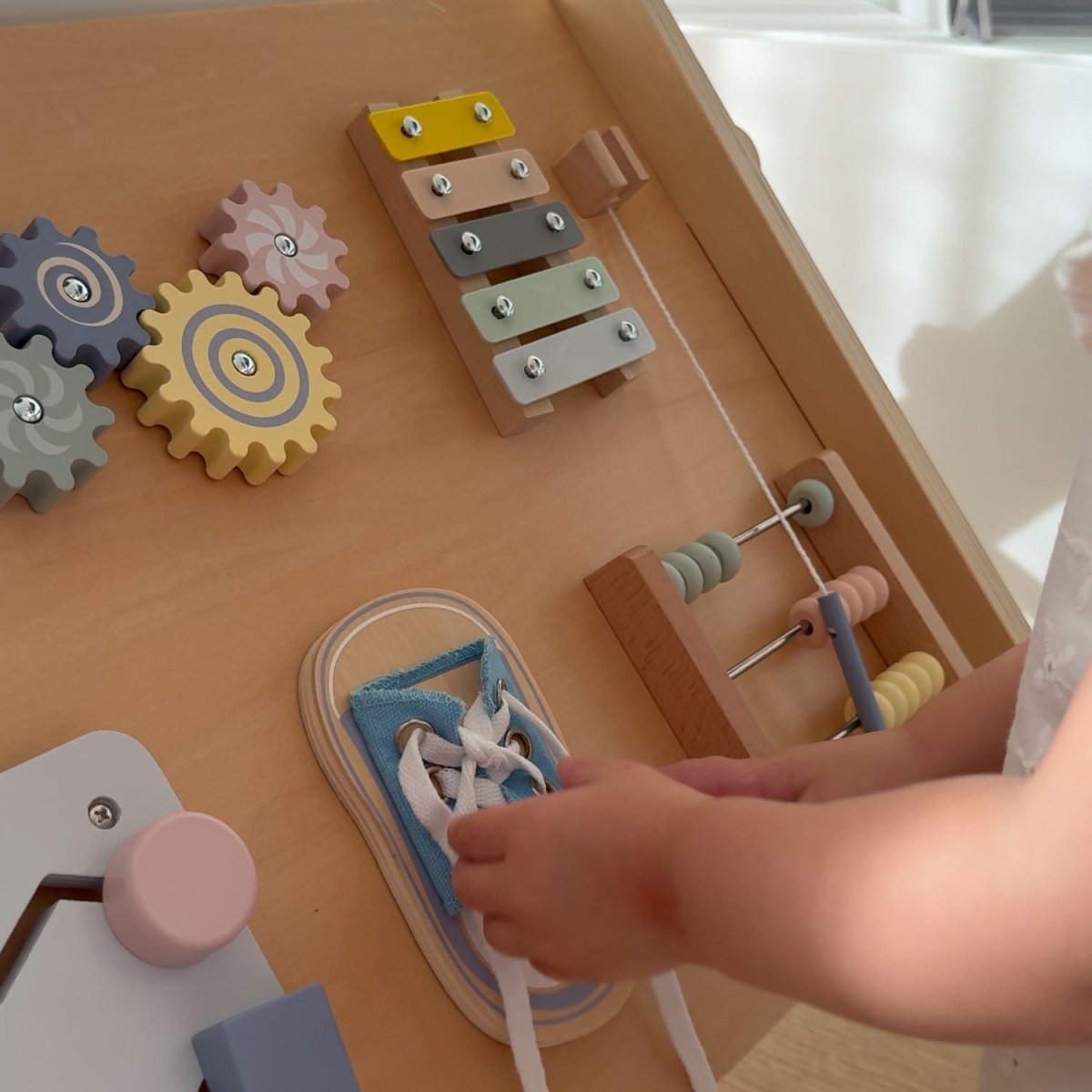 Houten Montessori Pikler Driehoek 3 - in - 1 | Klimrek, Glijbaan & Activiteitenbord - Baby Doo