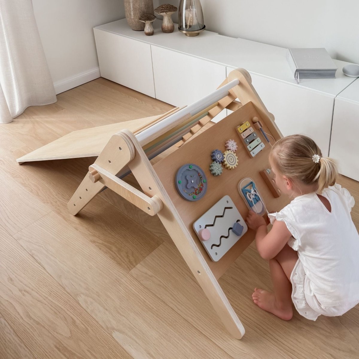 Houten Montessori Pikler Driehoek 3 - in - 1 | Klimrek, Glijbaan & Activiteitenbord - Baby Doo
