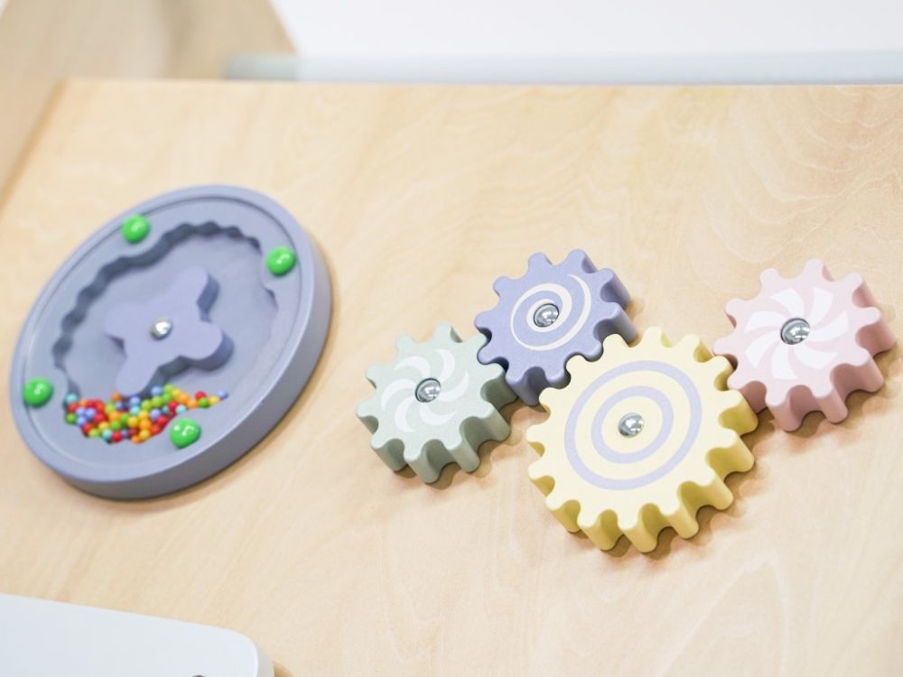 Houten Montessori Pikler Driehoek 3 - in - 1 | Klimrek, Glijbaan & Activiteitenbord - Baby Doo