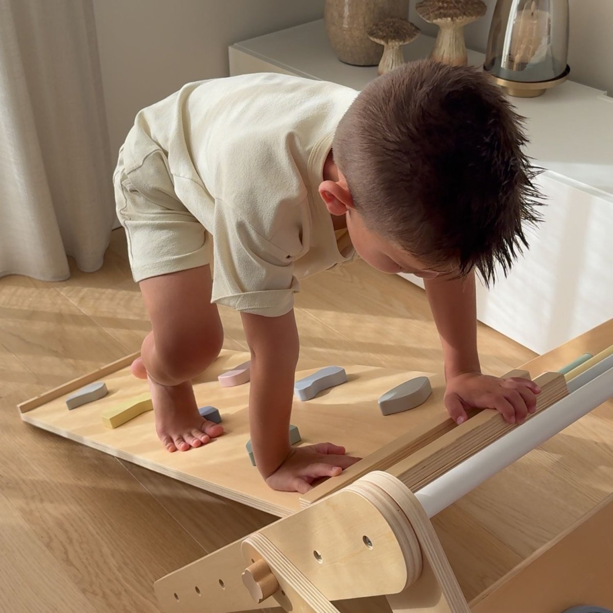 Houten Montessori Pikler Driehoek 3 - in - 1 | Klimrek, Glijbaan & Activiteitenbord - Baby Doo