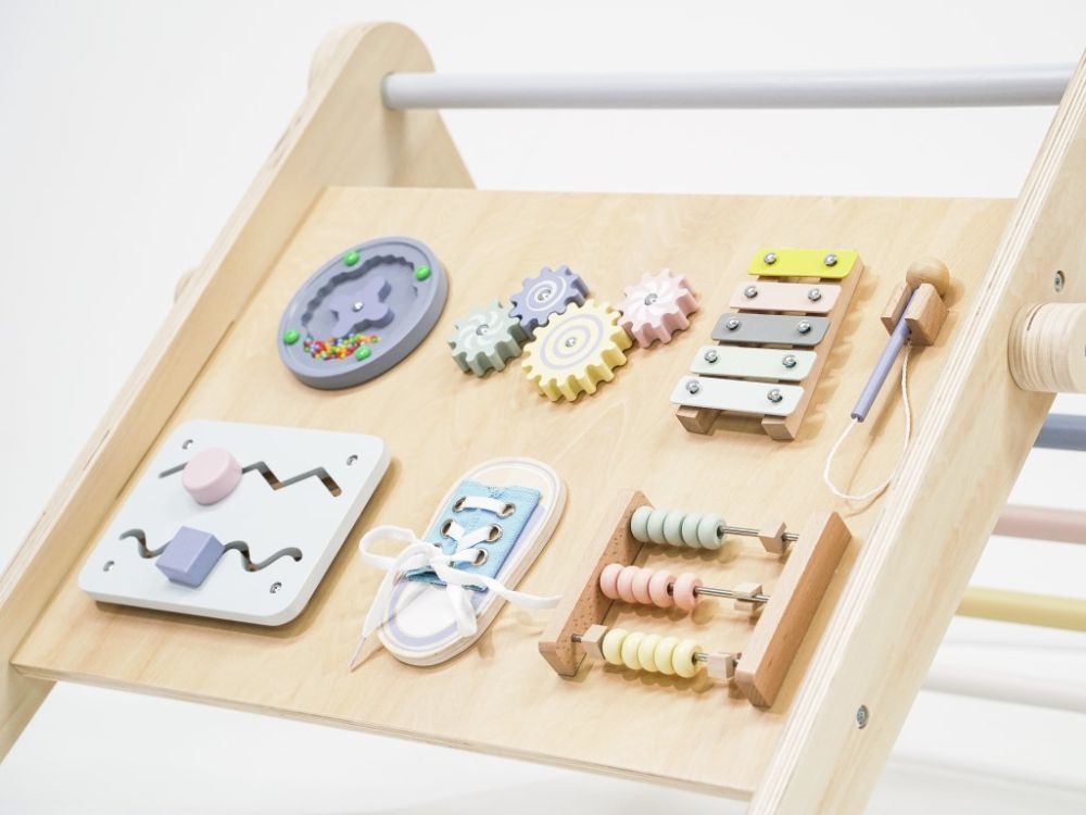Houten Montessori Pikler Driehoek 3 - in - 1 | Klimrek, Glijbaan & Activiteitenbord - Baby Doo
