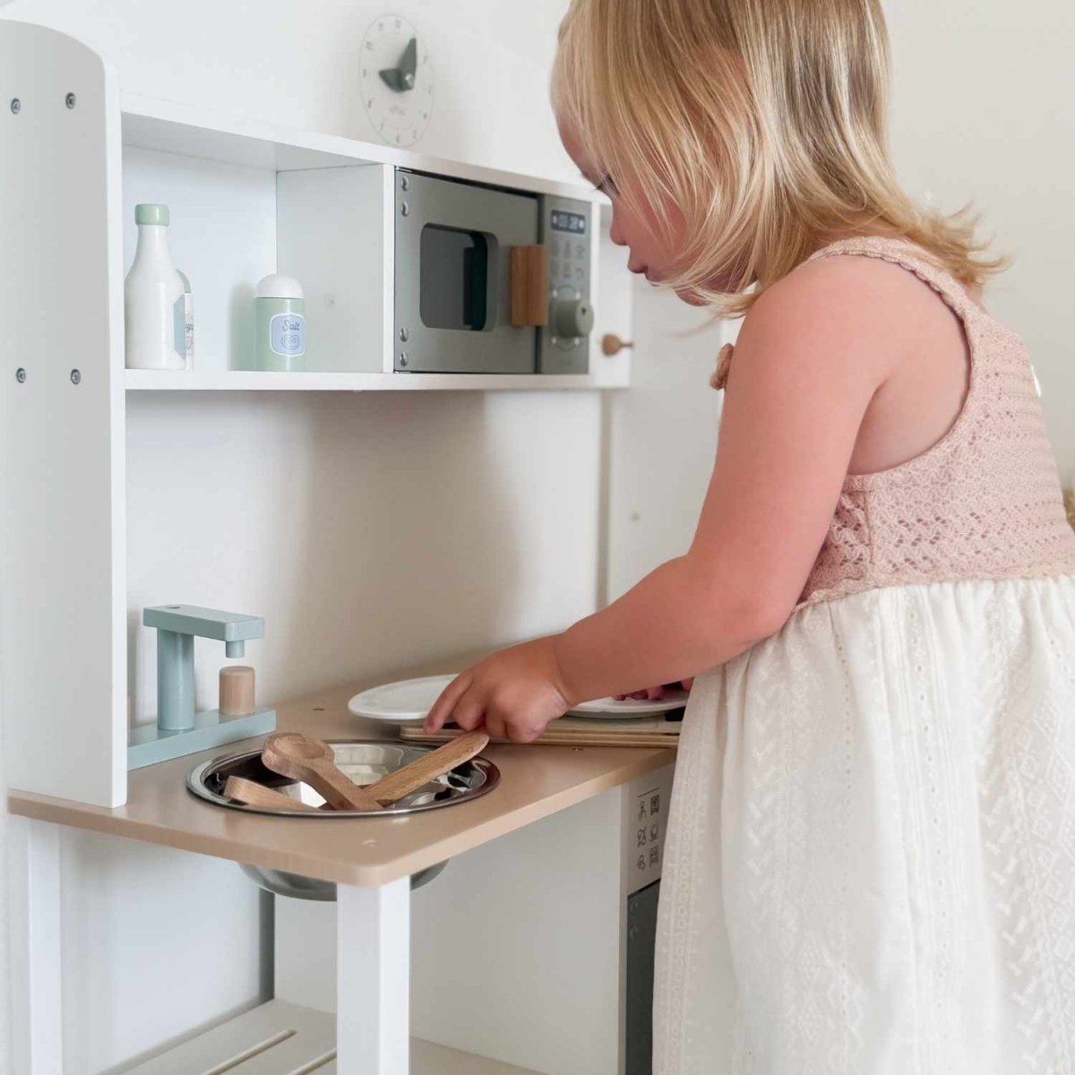 Houten Speelkeuken | Essentials | Speelkeukentje met 8 Accessoires & Verstelbare Pootjes - Baby Doo