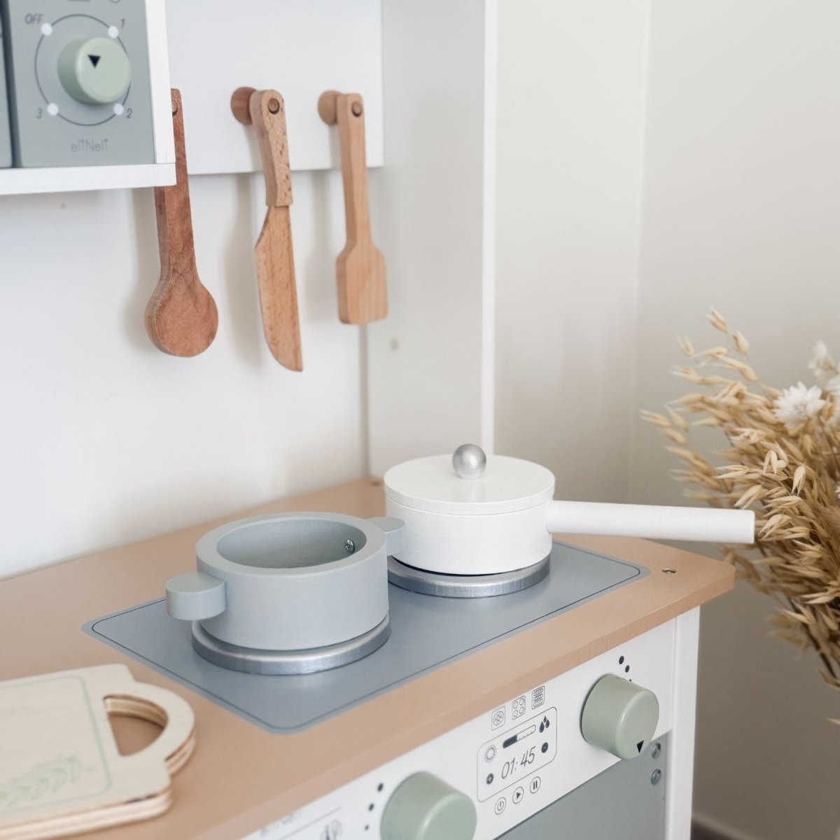 Houten Speelkeuken | Essentials | Speelkeukentje met 8 Accessoires & Verstelbare Pootjes - Baby Doo